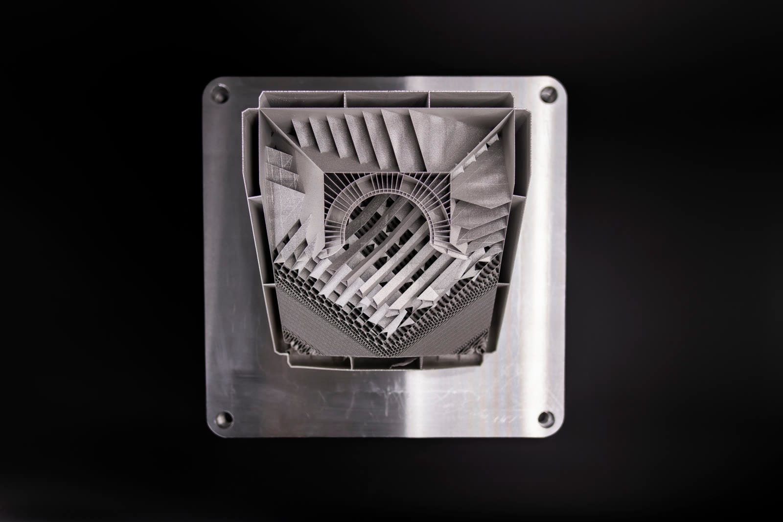 Stainless steel heat exchanger with internal lattice channels, printed on an EOS M 400-4